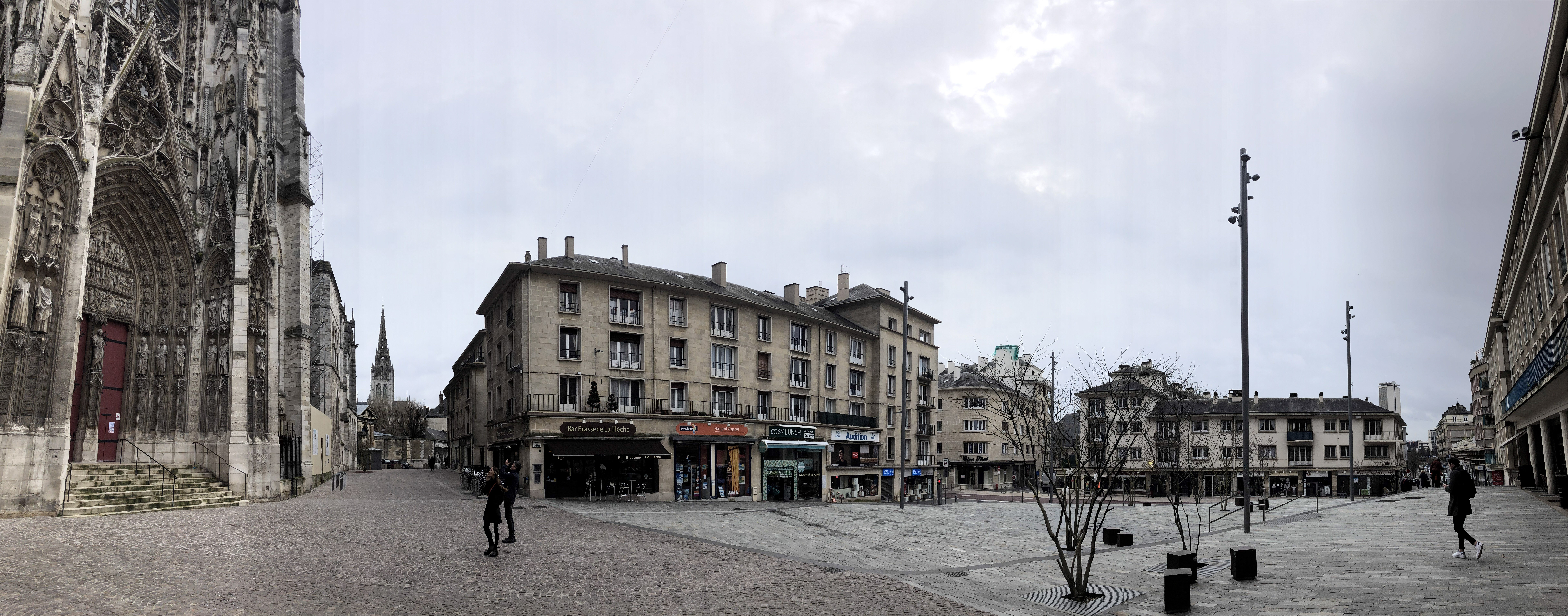 Au pied de la cathédrale